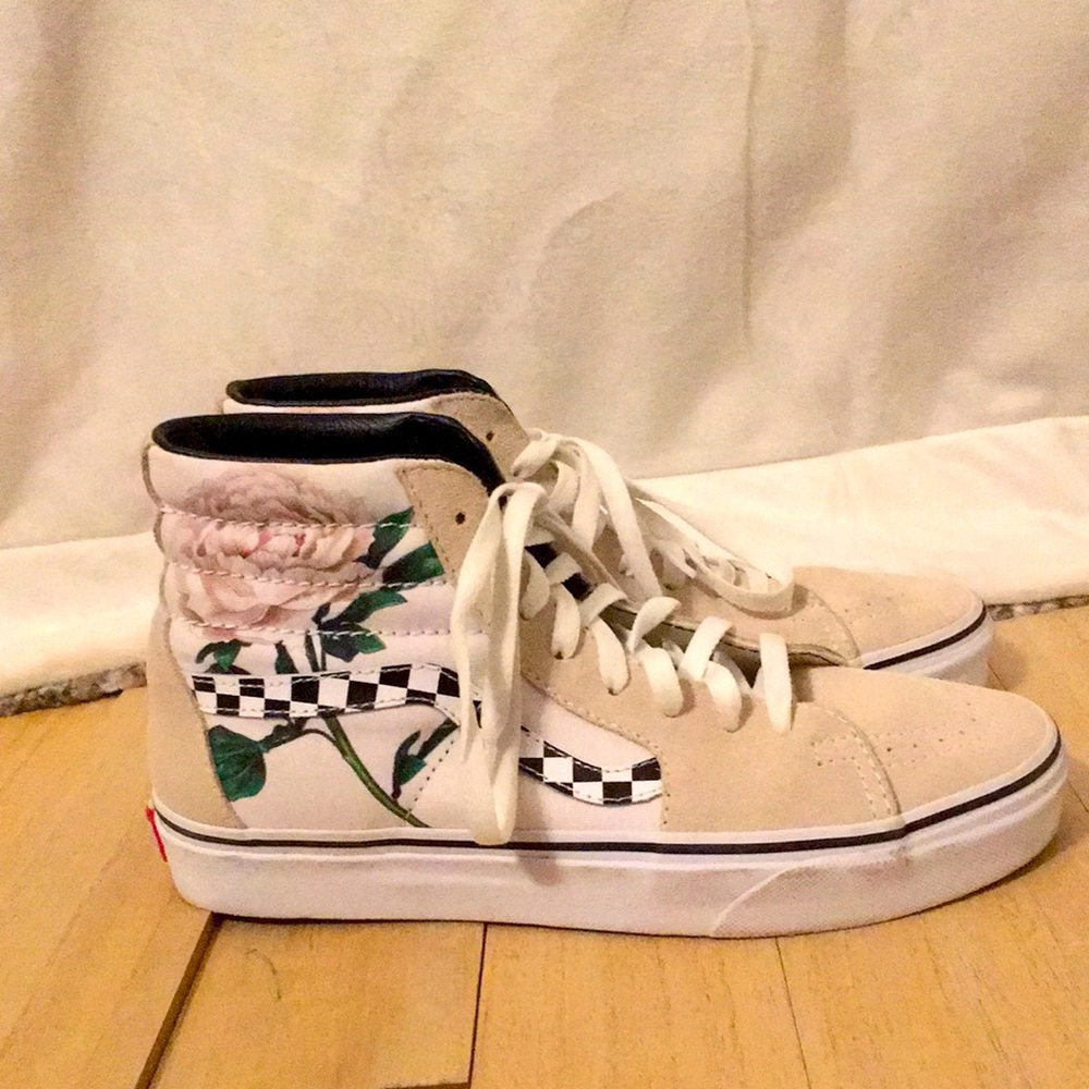 (GUC) White hightop vans with flower